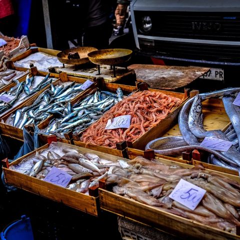 Drukte bij een streetfoodmarkt in Berlijn op een zomerse dag