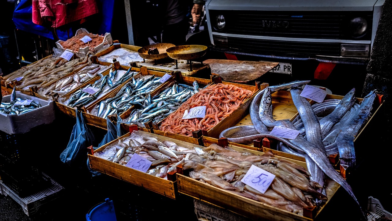 Drukte bij een streetfoodmarkt in Berlijn op een zomerse dag
