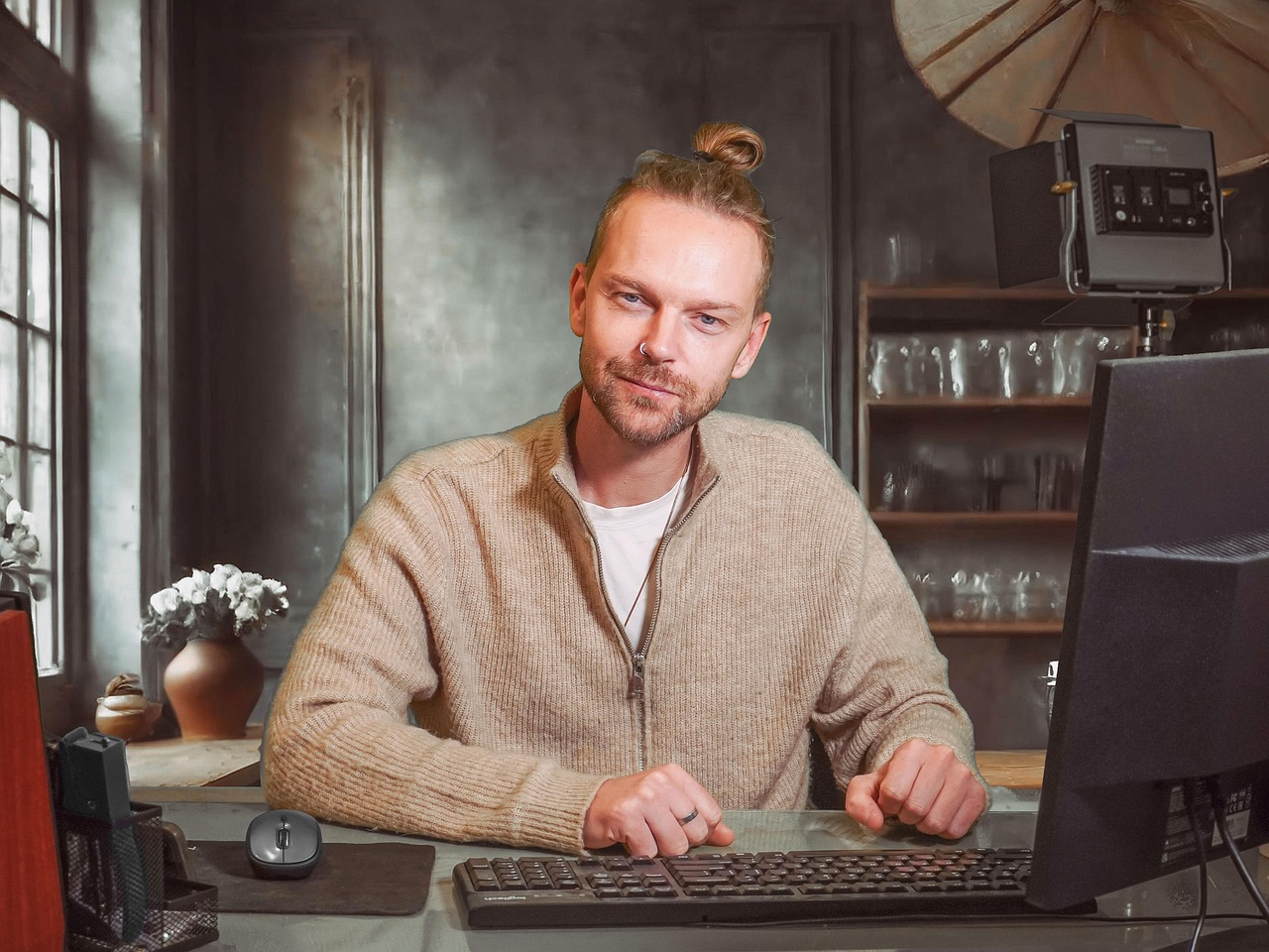 Man die geconcentreerd aan zijn bureau werkt en aantekeningen maakt over zijn prestaties
