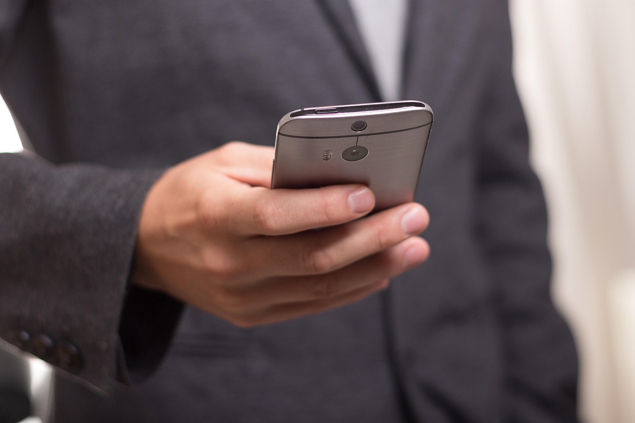 Man die kritisch naar zijn telefoonscherm kijkt terwijl hij sociale media bekijkt