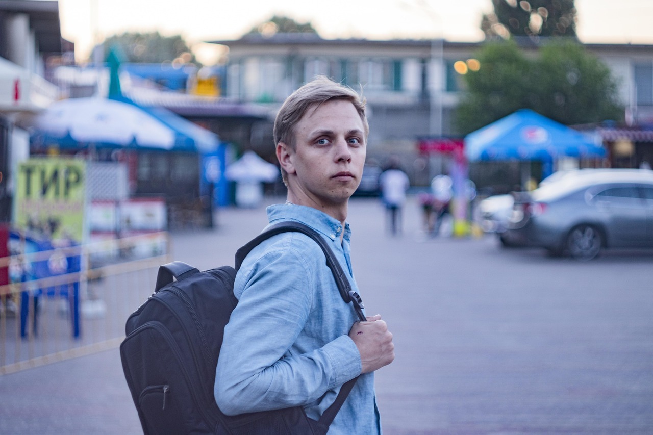 Man met rugzak op een zomerse bestemming als solo reiziger