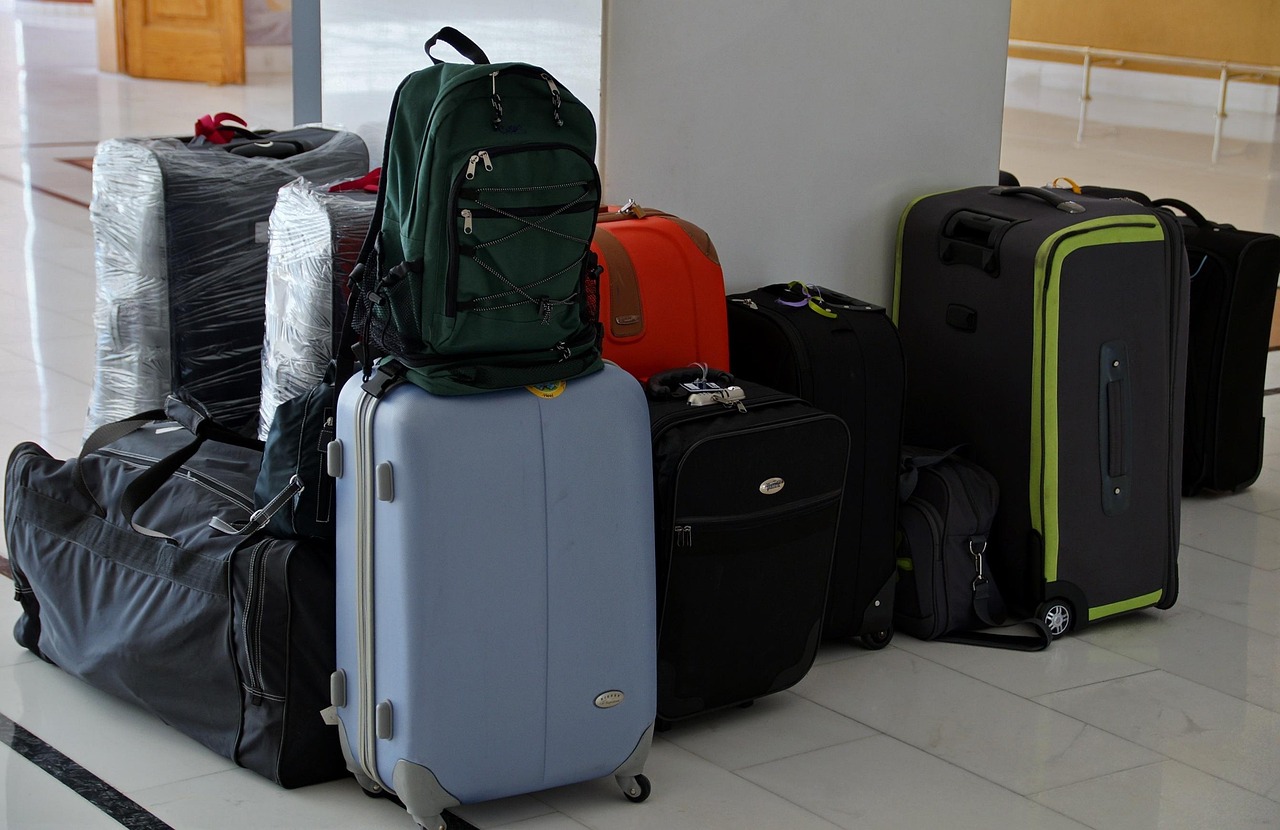 Man die zijn koffer inpakt voor een last-minute zomervakantie