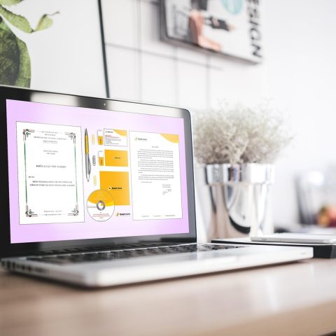 Duurzame gadgets op een bureau, waaronder een energiemonitor en oplaadbare batterijen