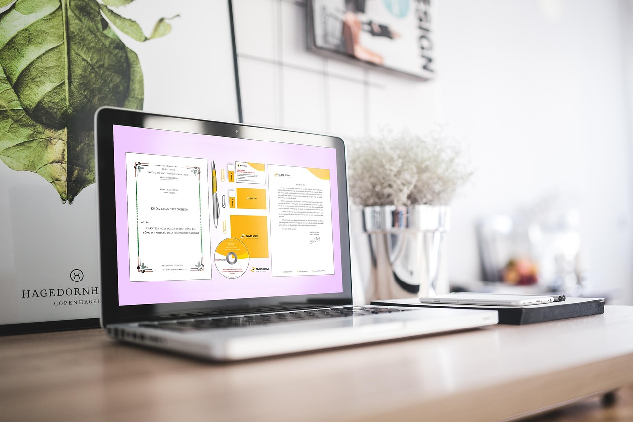 Duurzame gadgets op een bureau, waaronder een energiemonitor en oplaadbare batterijen