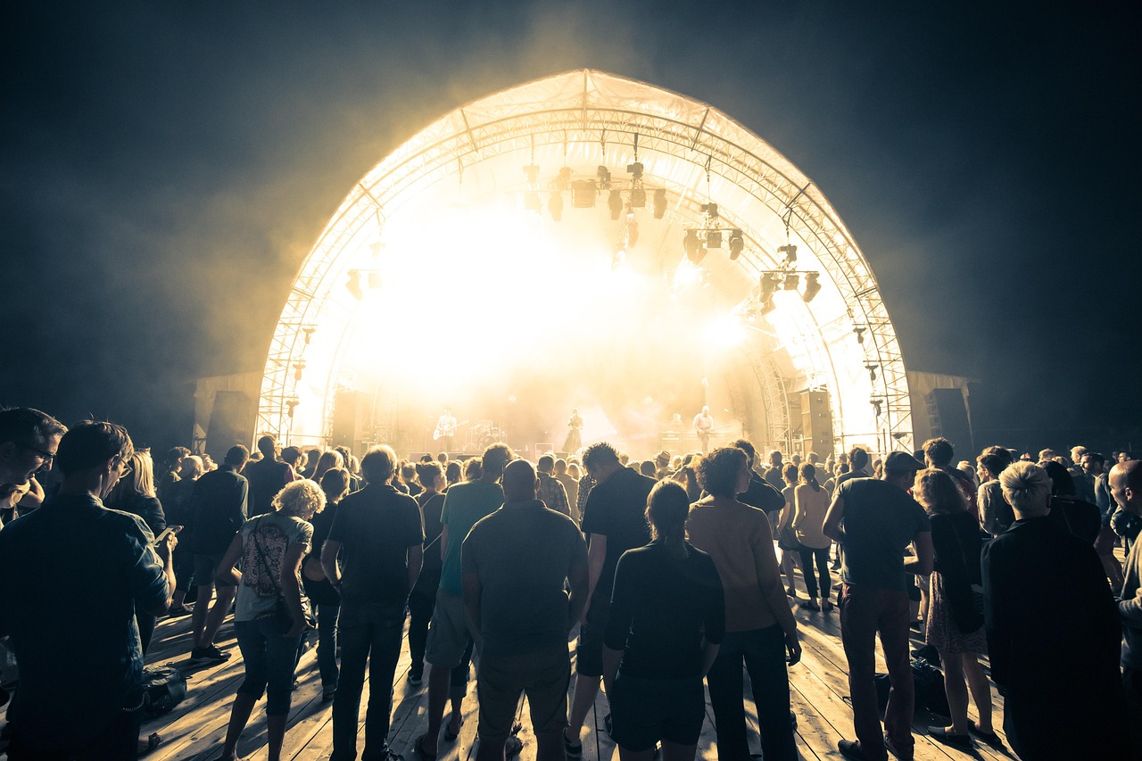 Menigte bij een buitenfestival in de zomer met podia en festivalsfeer