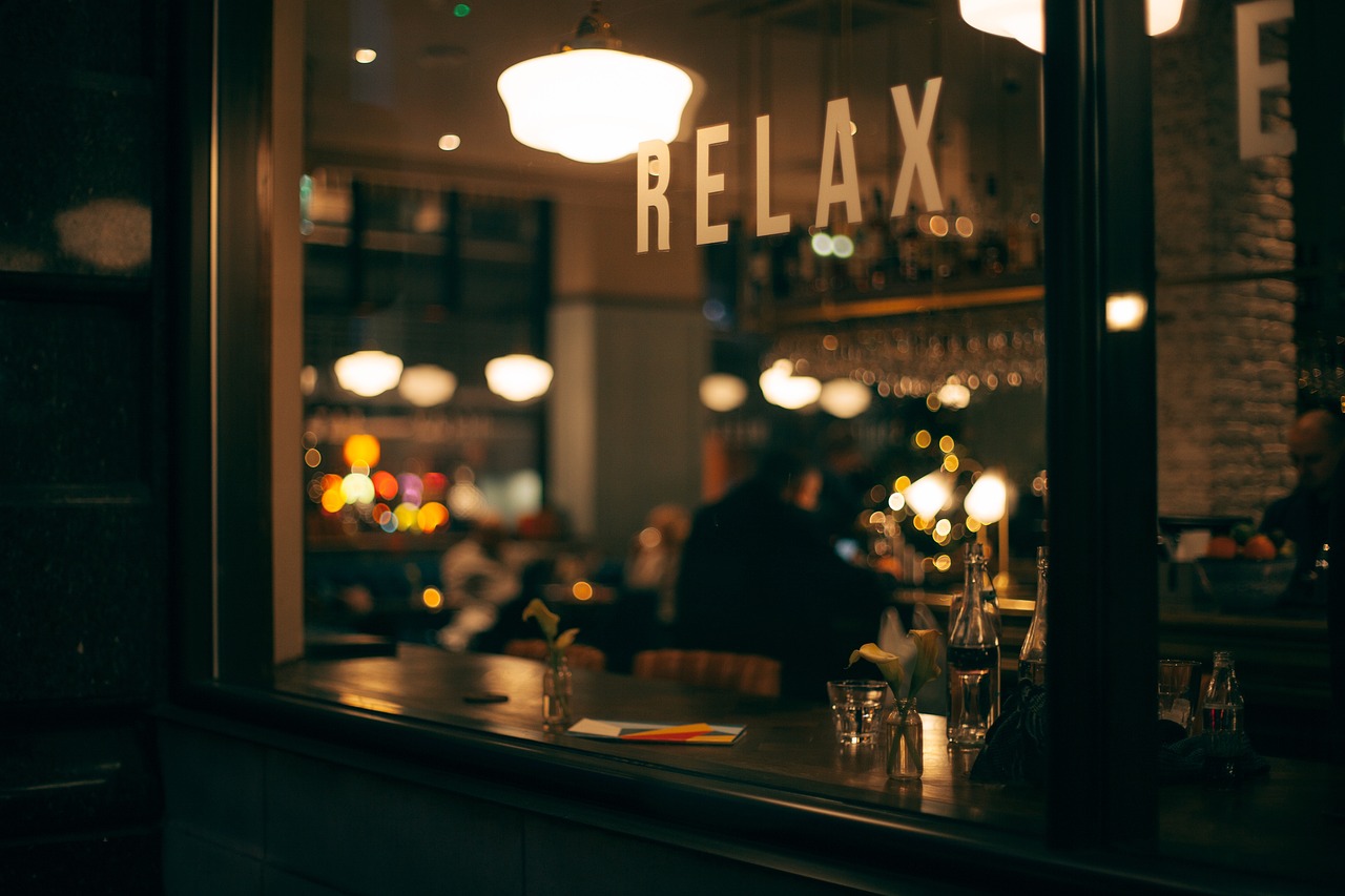 Man die een parfumfles test in een parfumerie