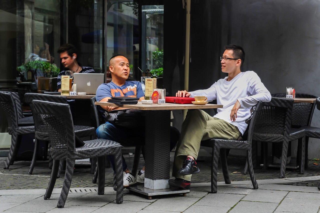 Twee mannen in gesprek over koffie, serieus maar ontspannen