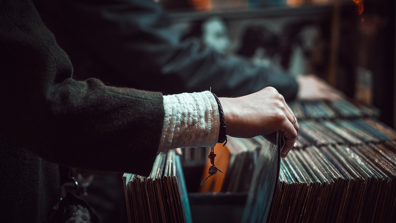 Vinylplaten in een platenzaak, symbool voor het ontdekken van nieuwe Nederlandstalige muziek