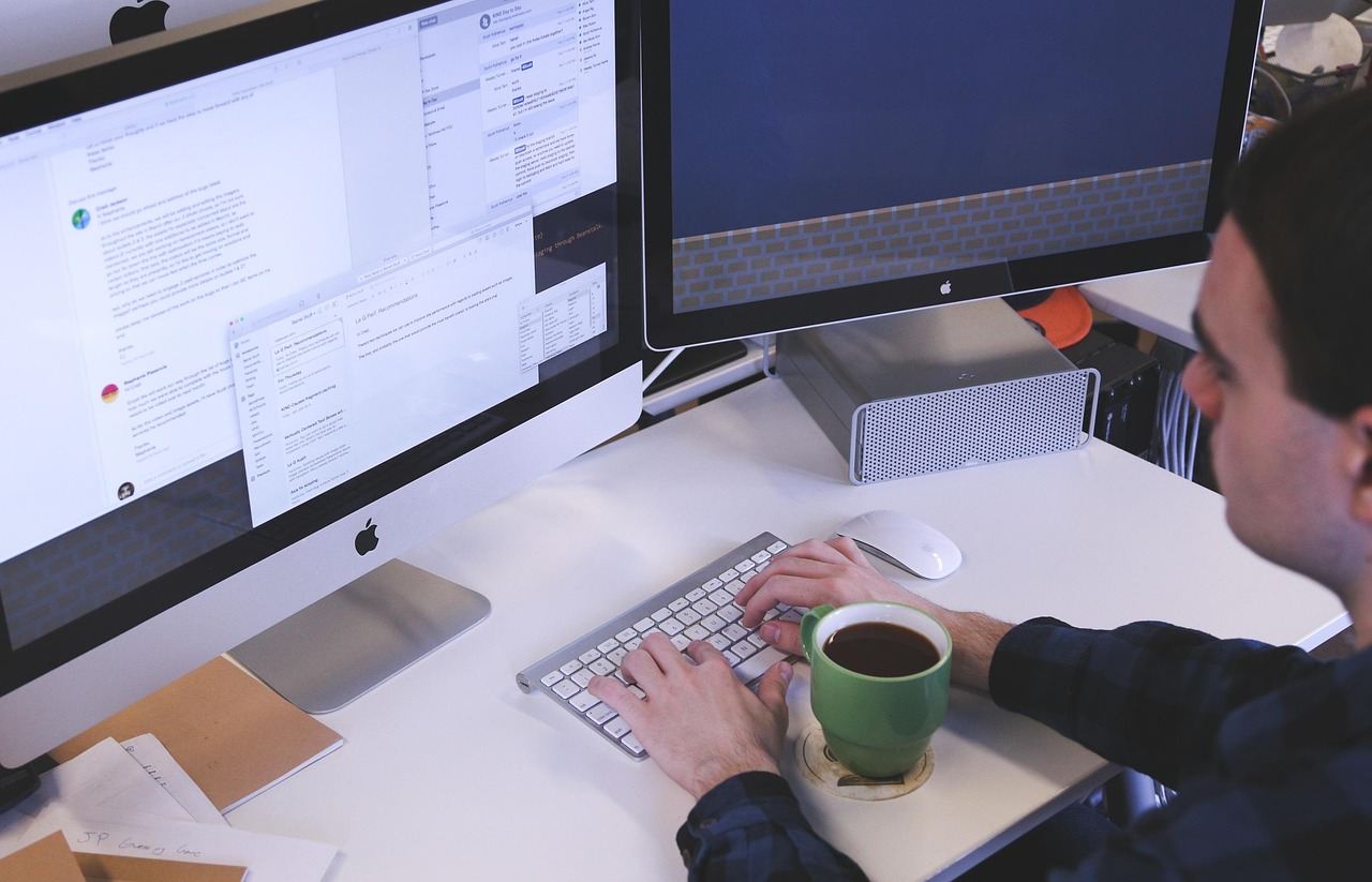 Man denkt na aan zijn bureau over zijn persoonlijke ontwikkeling en carrière