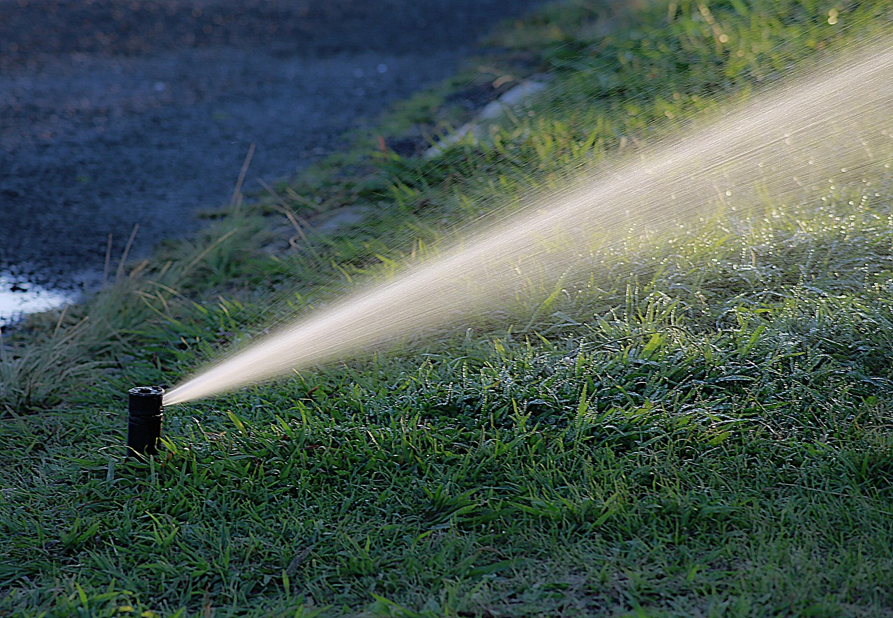 Slimme tuinsensoren en irrigatiesysteem in een groene achtertuin