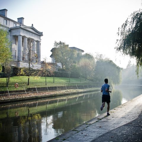 Man die vroeg in de ochtend buiten sport bij zonsopkomst als onderdeel van een nieuwe ochtendroutine