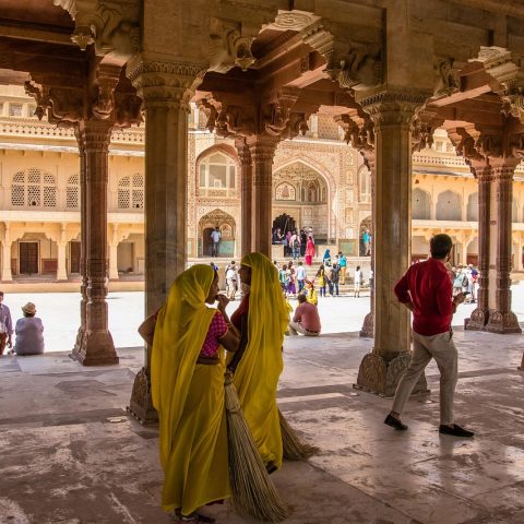 Een groep reizigers loopt langs een tempel in Azië tijdens een avontuurlijke rondreis