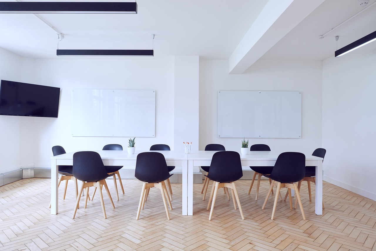 Ondernemer die een verhaal vertelt aan collega's in een vergaderzaal