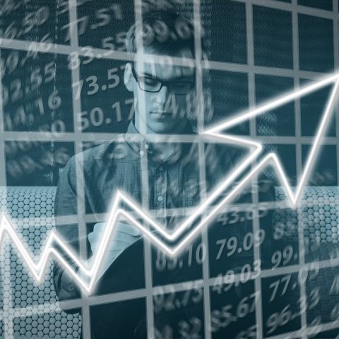 Zzp'er die financiële documenten doorneemt voor een hypotheekaanvraag