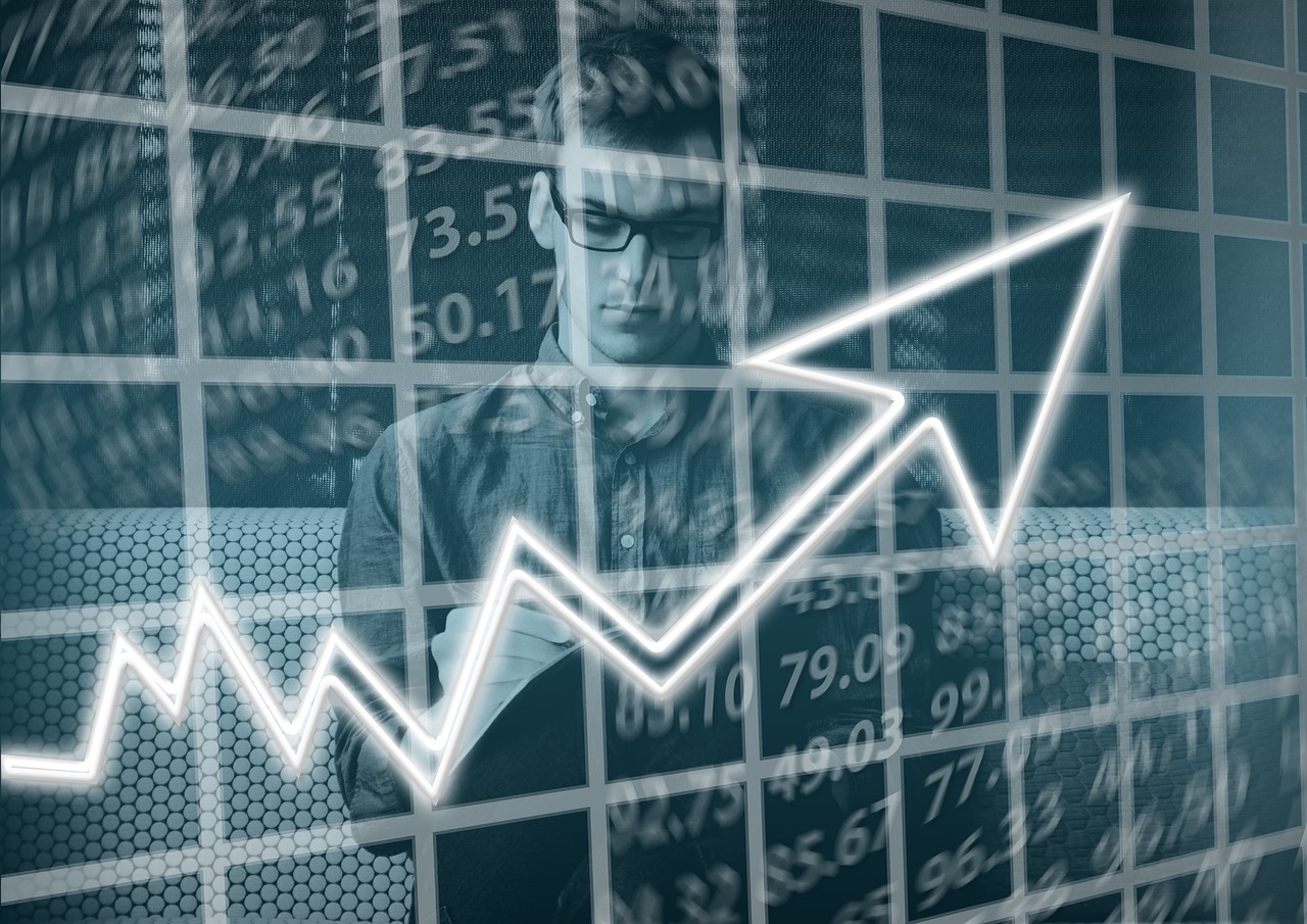 Zzp'er die financiële documenten doorneemt voor een hypotheekaanvraag