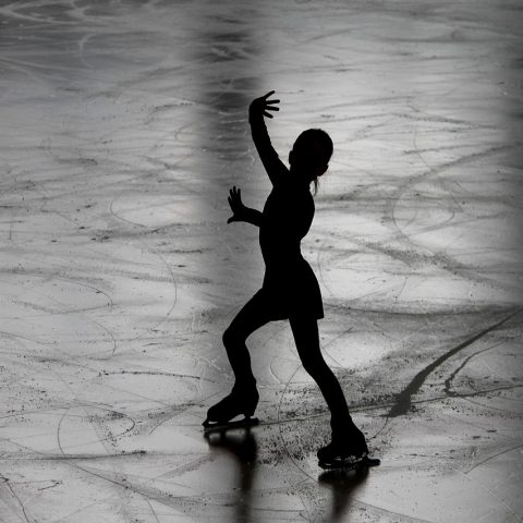 Een vrouwelijke schaatsster in actie op de ijsbaan tijdens een training