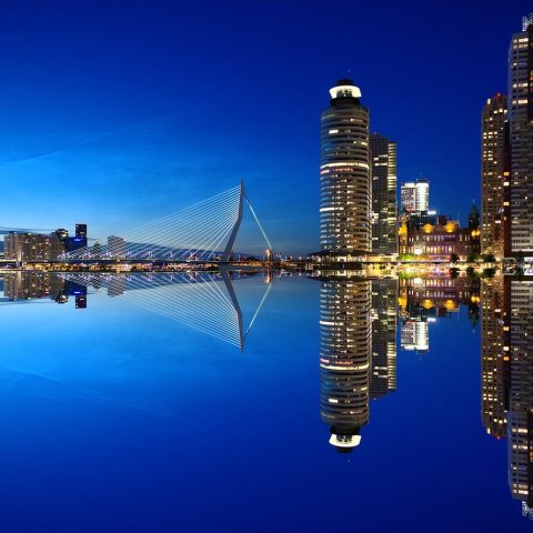 Een dj achter de draaitafels in een donker Rotterdams pand tijdens een elektronisch feest