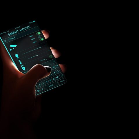 Smart thermostaat gemonteerd op een witte muur in een moderne woonkamer